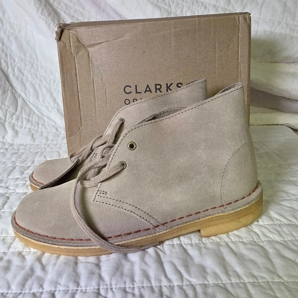 Clarks Desert Ankle Boots Sand Suede Lace Up Chukka Womens 7 NEW in BOX